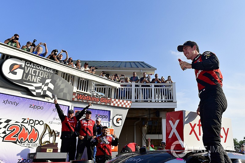 Logano vence a Keselowski en la Xfinity en Watkins Glen