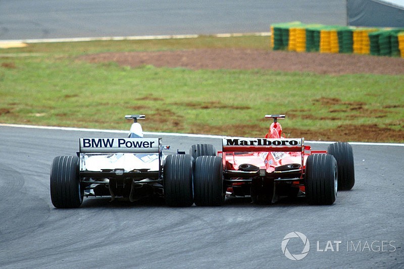 Diaporama - Le dépassement d'anthologie de Montoya sur Schumacher