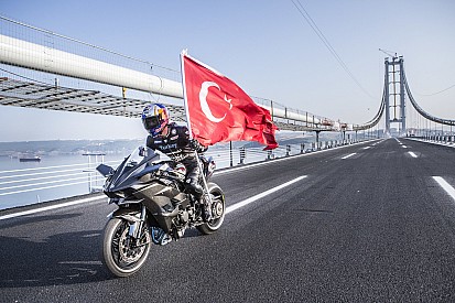 Sofuoglu da Guinness dei primati: tocca i 400 Km/h con la Kawasaki!