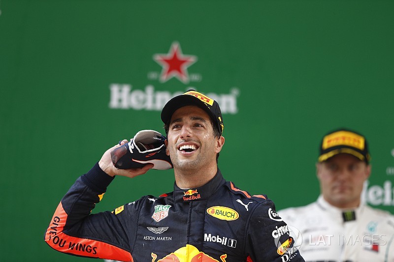 A Red Bull szerint Ricciardónak maradnia kell