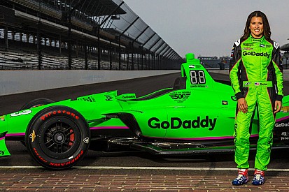 VIDEO: Danica da un vistazo a su monoplaza