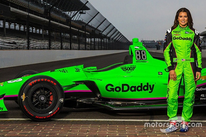 VIDEO: Danica da un vistazo a su monoplaza