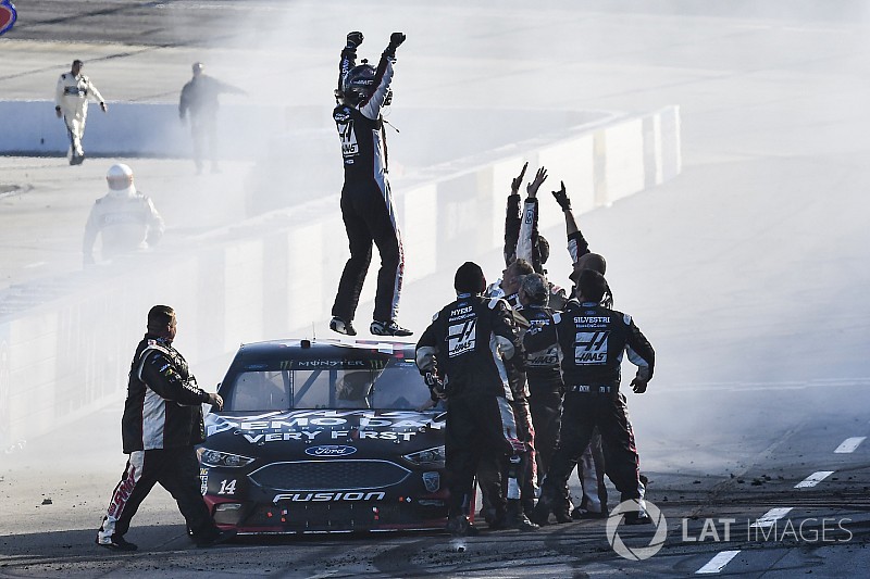 Clint Bowyer termina con racha de 190 carreras sin ganar en Martinsville