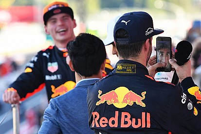 Ricciardo elvette Hamilton telefonját: videón a trollkodása