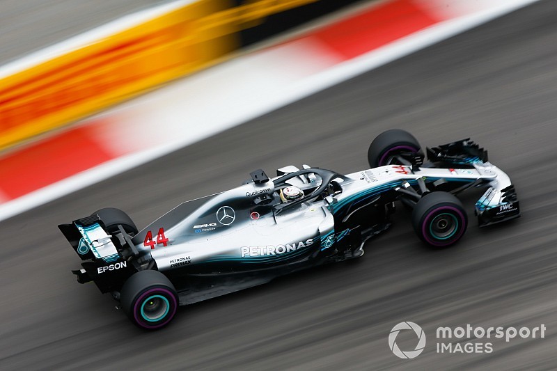 Пилоты Mercedes опередили Ferrari в третьей тренировке в Сочи