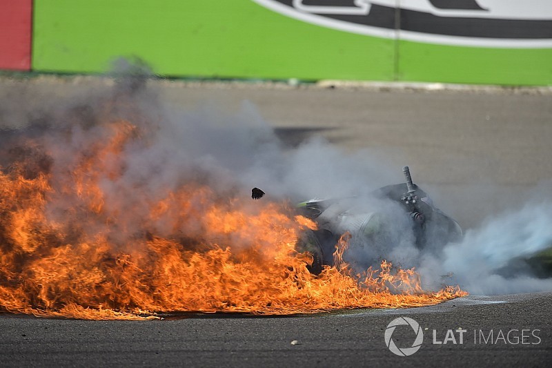 Drámai bukás a Superbike-ban: lángolt a motor
