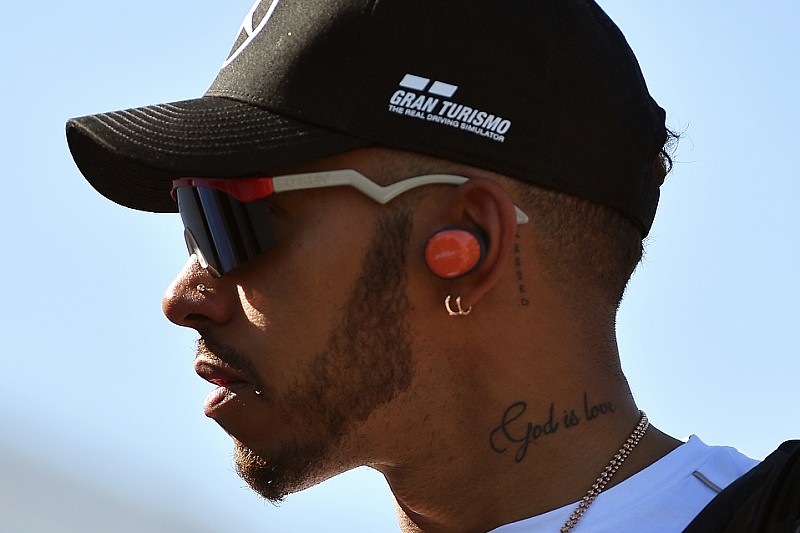 Hamilton: Mercedes'in hiper yumuşak lastik kararı ideal değil