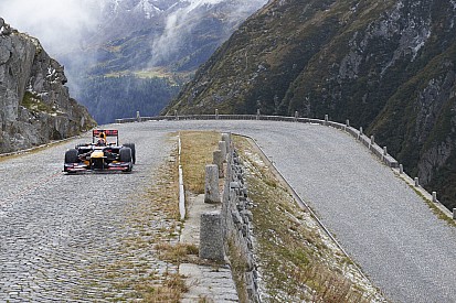 Buemi pilota carro da F1 em estrada dos Alpes Suíços