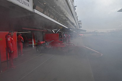 Відео: чому машина Ф1 Ferrari так сильно димить?