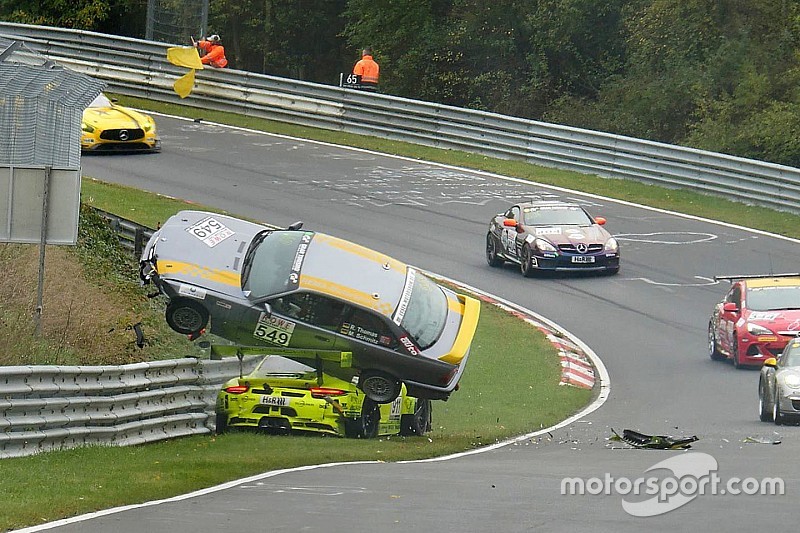 Fotoreeks: Spectaculaire crash voor Matteo Cairoli in VLN