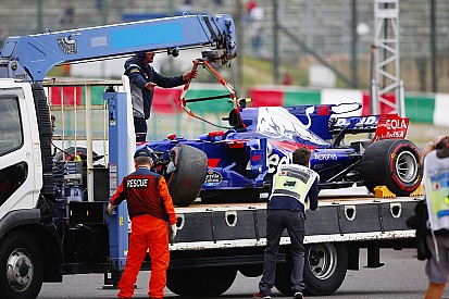 Videón, ahogy Sainz összetöri a Toro Rossót Suzukában