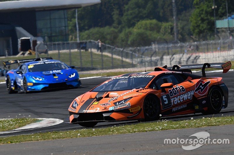 A Silverstone vittoria in volata di Altoè e Zampieri in Gara 2