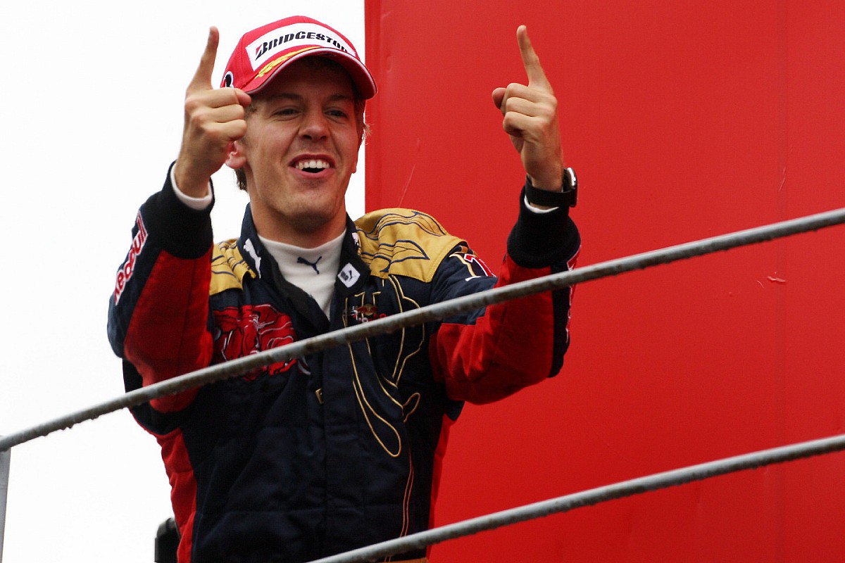Videón, ahogy 10 éve Vettel megszerezte az első futamgyőzelmét Monzában