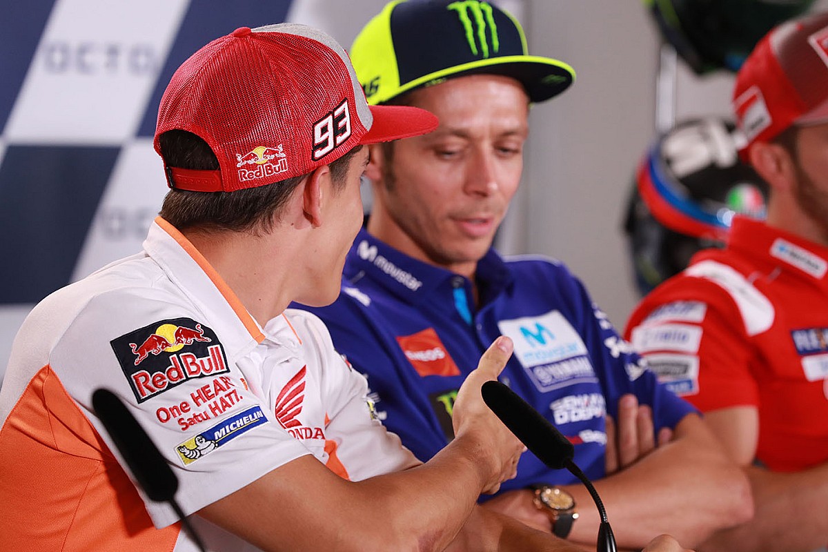 Valentino rifiuta la stretta di mano di Marquez: