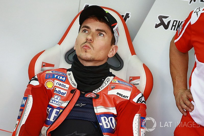 Lorenzo, sorprendido de que Dovizioso esté luchando por el título