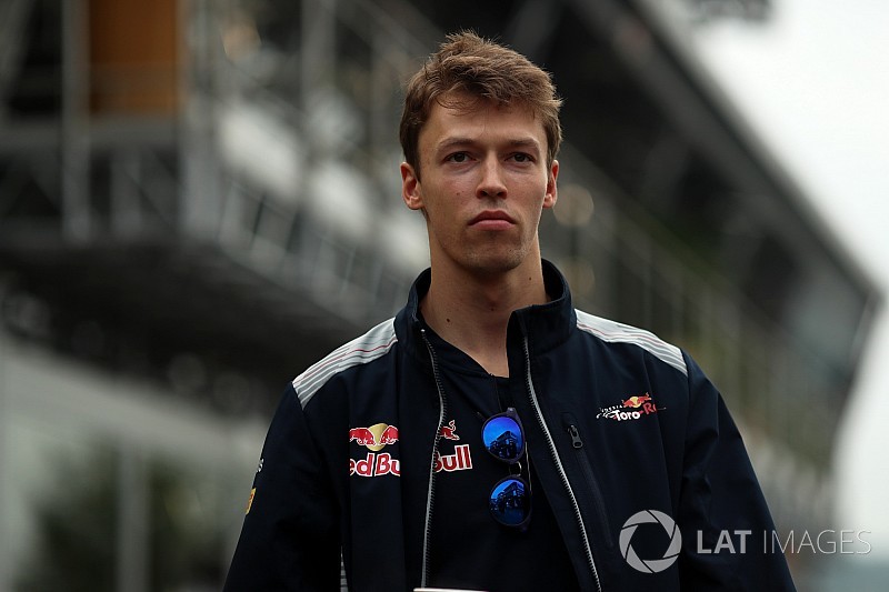 Williams revela que Kvyat está en su lista de posibles pilotos