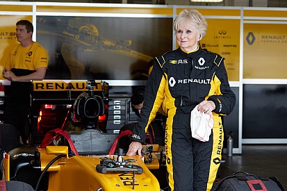 79-летняя гонщица протестировала машину Renault F1