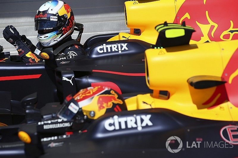 Verstappen, temas için Ricciardo'dan özür diledi