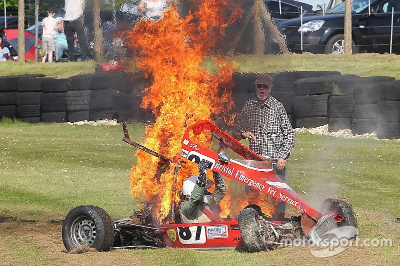 Dramma sfiorato a Cadwell Park: Rowe salvato dal rogo della sua vettura