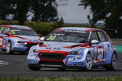 Slovakya'da pole Tarquini'nin, diğer Hyundai'ler diskalifiye edildiler
