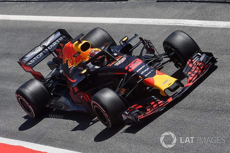 Verstappen edges Sainz on first Barcelona test day