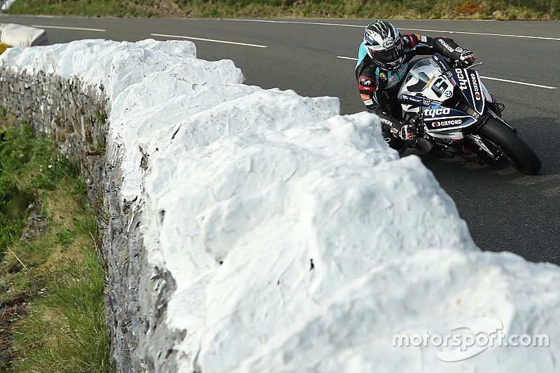 Isla de Man TT: Dunlop lidera la práctica de Superbike