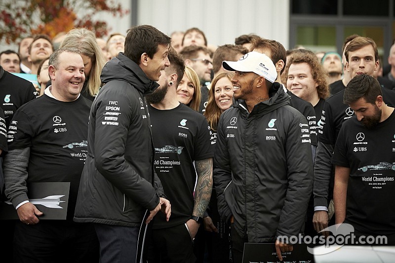 Csak idő kérdése, hogy a Mercedes aláírjon Hamiltonnal