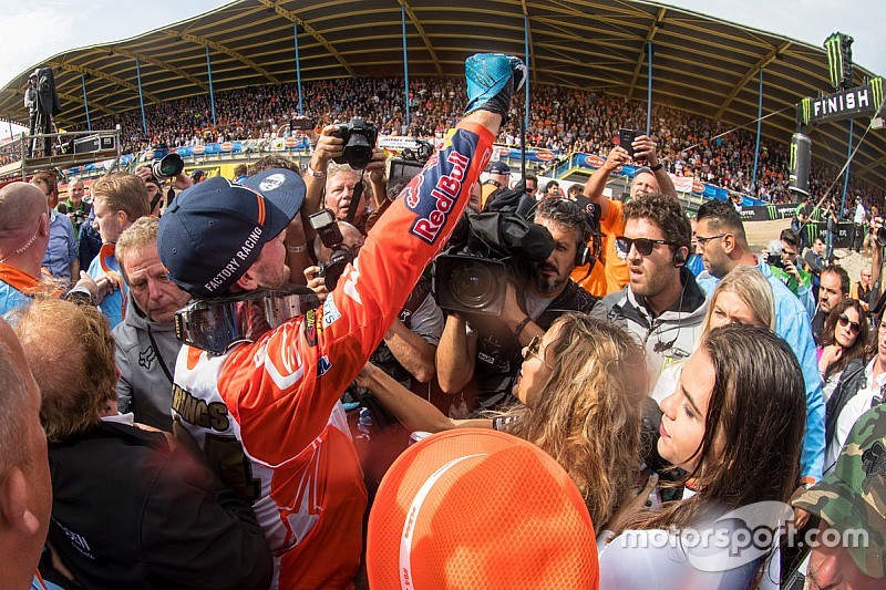 Tienduizenden toeschouwers zien Herlings winnen: “Alles viel samen”