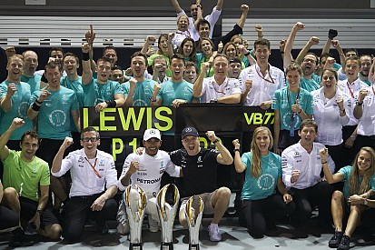 Hamilton recordó a Senna mientras corría en Singapur