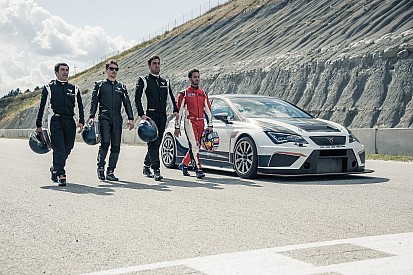 Відео: Лоренсо та Довіціозо за кермом Cupra TCR в Кастельйолі