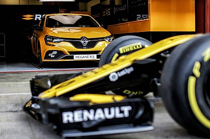 Відео: болід Ф1 проти Renault Megane RS Trophy