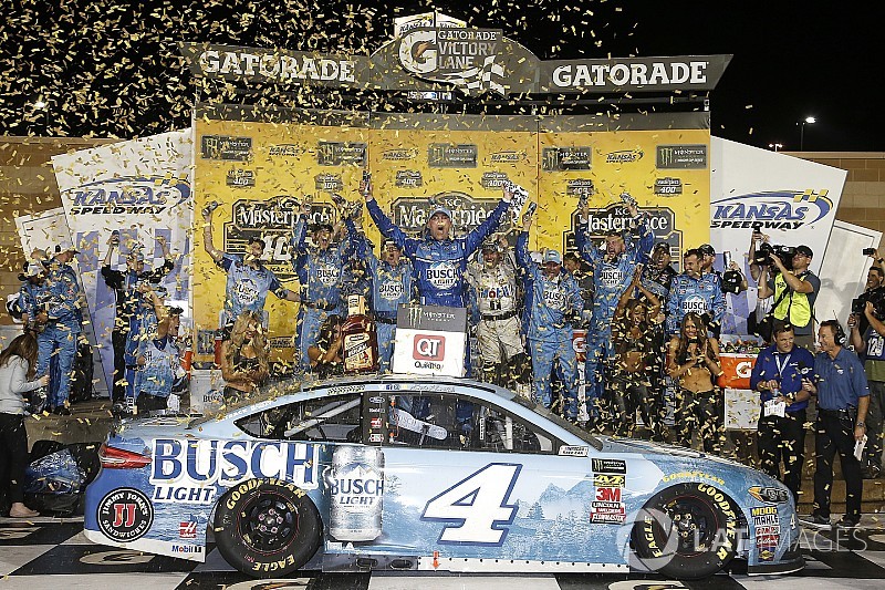Harvick le arrebata el triunfo a Truex en un cerrado final