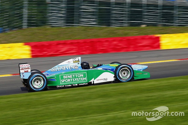 Mick Schumacher apja legendás autójával: micsoda kíséret?!