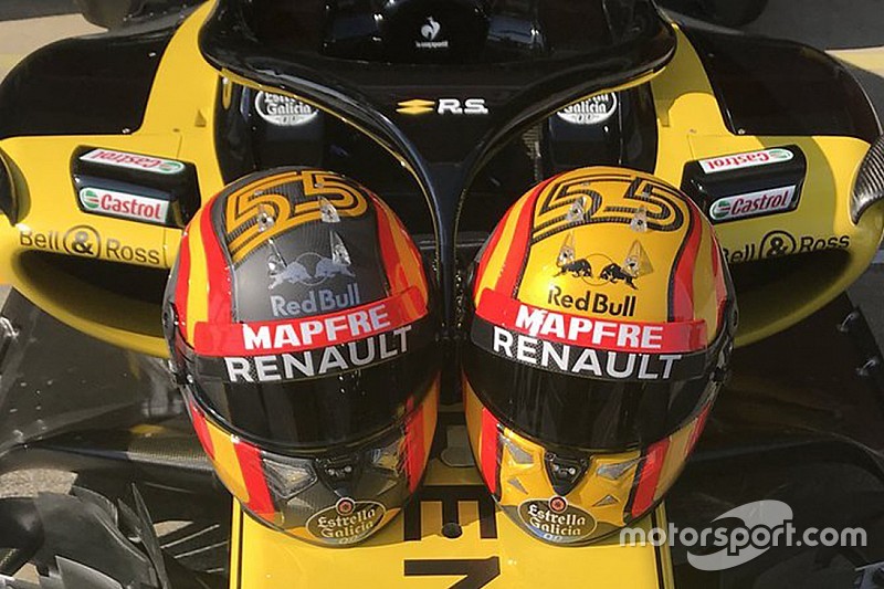 Carlos Sainz demande aux fans de choisir son casque