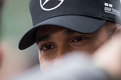 Hamilton bromea: "Agradezco la forma de pilotar de Verstappen"