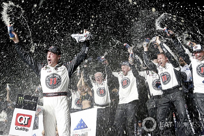 Kevin Harvick takes dominant victory at Atlanta