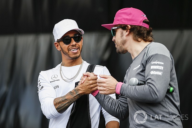 Hamilton, Alonso'nun 2018'de şampiyonluk mücadelesi vermesini umuyor