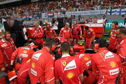 Ferrari attend to a problem on the car of Kimi Raikkonen, Ferrari SF70H