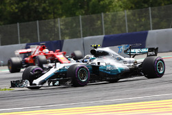Валттері Боттас, Mercedes AMG F1 W08, попереду Себастьяна Феттеля, Ferrari SF70H