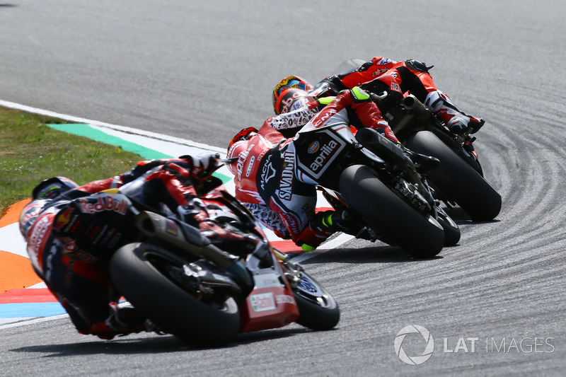 Chaz Davies, Aruba.it Racing-Ducati SBK Team, Lorenzo Savadori, Milwaukee Aprilia