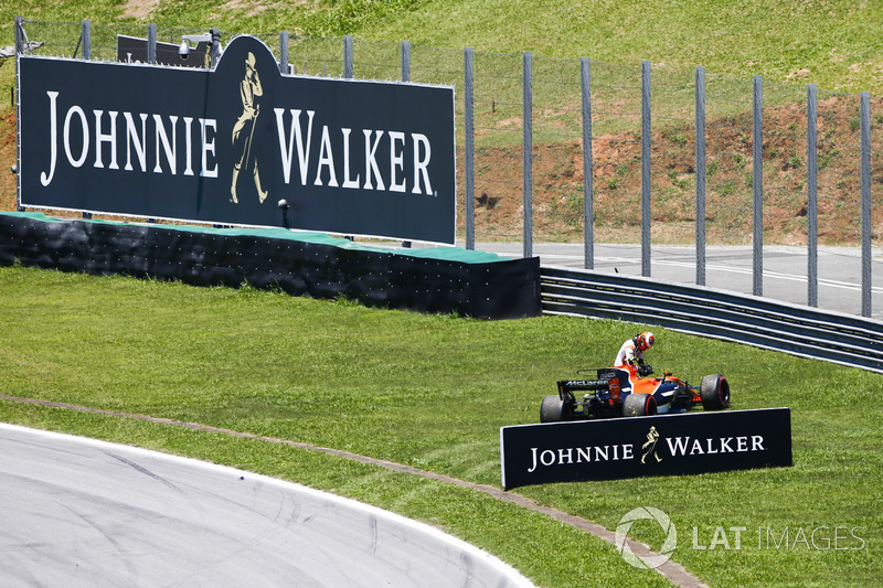 Vandoorne takıma 1. turdaki kazasını bildiriyor