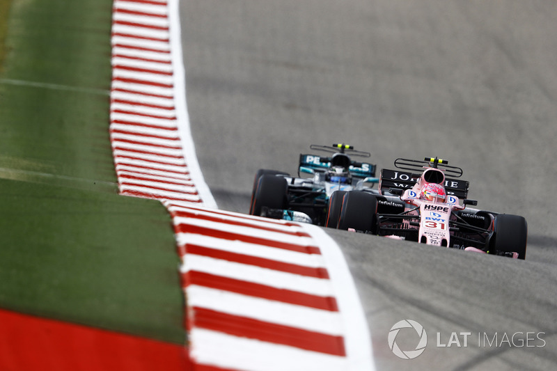 Esteban Ocon, Sahara Force India F1 VJM10, Valtteri Bottas, Mercedes AMG F1 W08