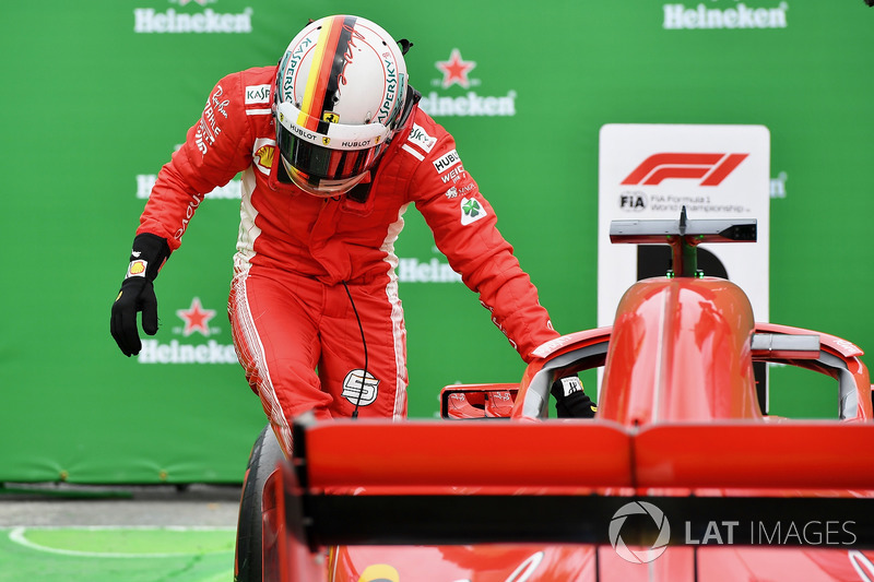 El ganador de la carrera de Canadá, Sebastian Vettel, Ferrari, celebra en parc ferme