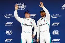 Lewis Hamilton, Mercedes AMG F1, viert de pole met Valtteri Bottas, Mercedes AMG F1