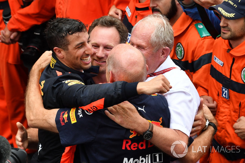 Il vincitore della gara Daniel Ricciardo, Red Bull Racing festeggia con Christian Horner, Team Principal Red Bull Racing, Adrian Newey, Red Bull Racing e il Dr Helmut Marko, Consulente Red Bull Motorsport nel parco chiuso