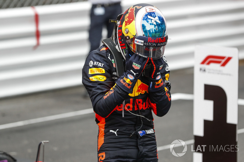 El ganador de la carrera Daniel Ricciardo, Red Bull Racing, celebra en Parc Ferme