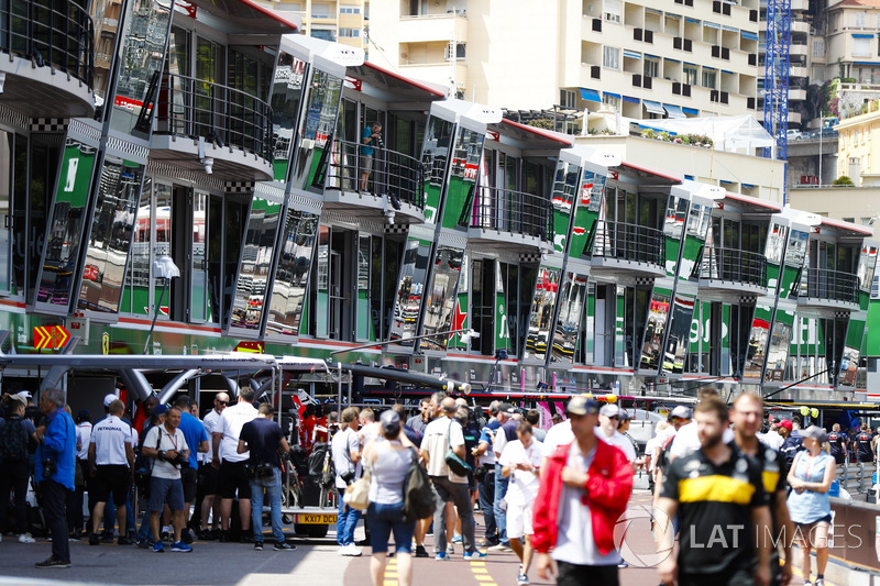 Atmosfera in pit lane