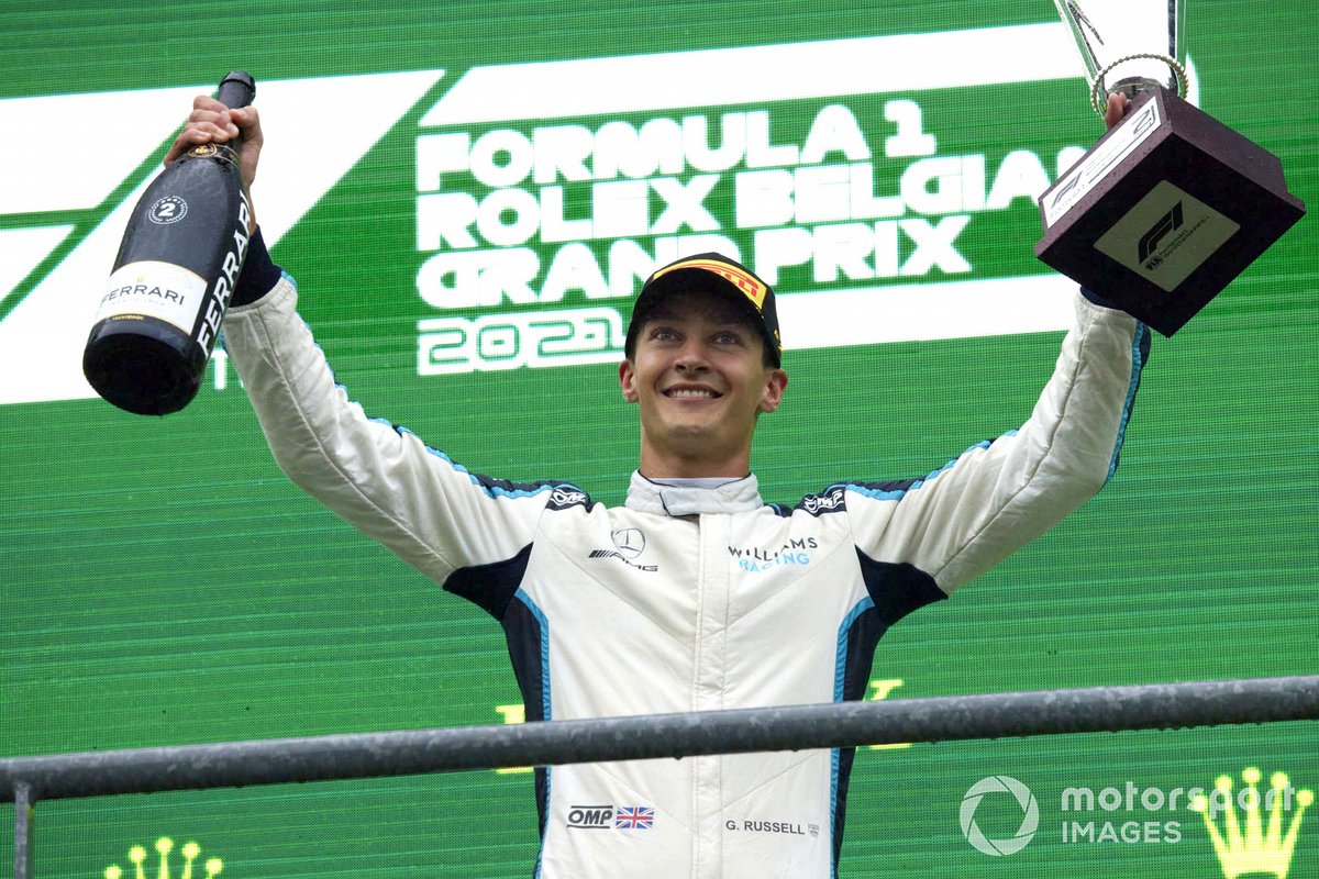 George Russell, Williams, peringkat kedua, dengan trofi dan sampanye
