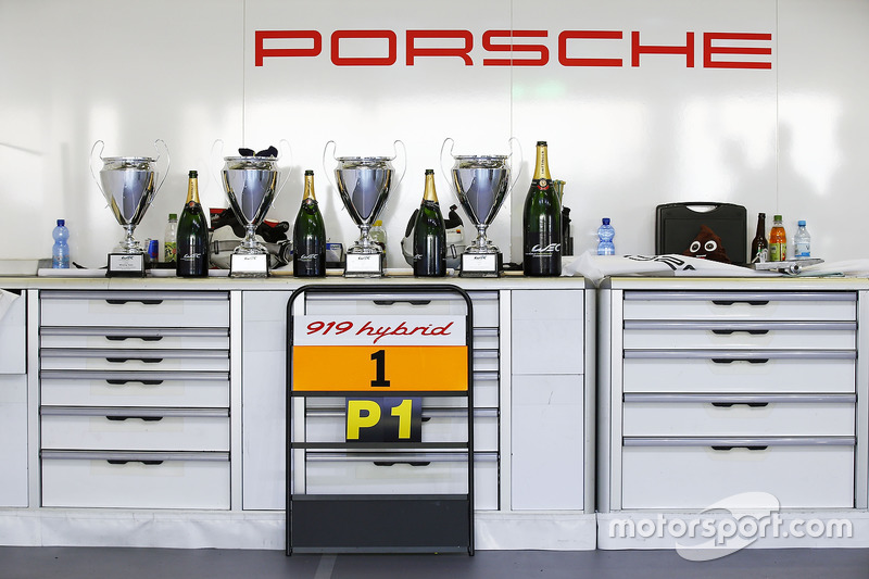 Nach der Siegerehrung bei Porsche