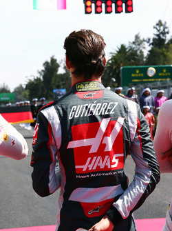 Esteban Gutierrez, Haas F1 Team, wanneer het volkslied gespeeld wordt
